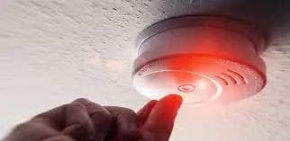 如何让烟雾报警器停止发出蜂鸣声