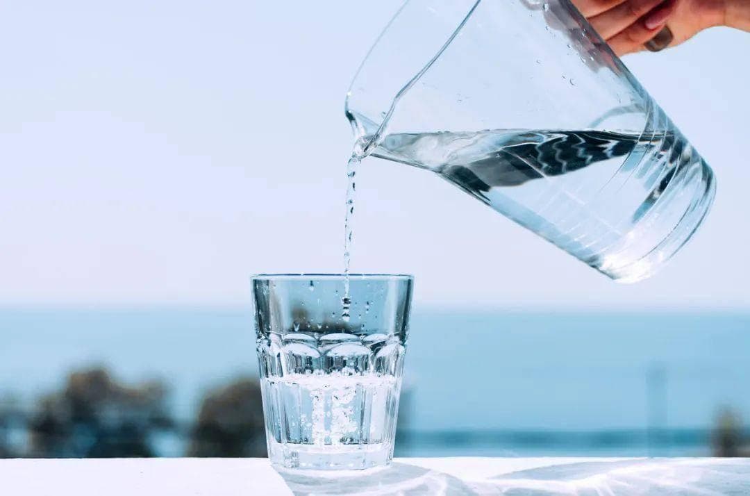 不喝水或很少喝水？高尿酸血症和痛风在靠近……科学饮水看这里→