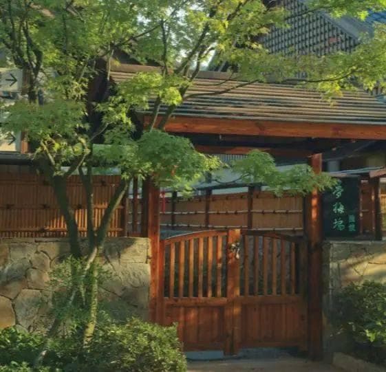 “从祈福手串到禅意咖啡”，Z世代视角下寺庙文旅发展动因与场景创新研究