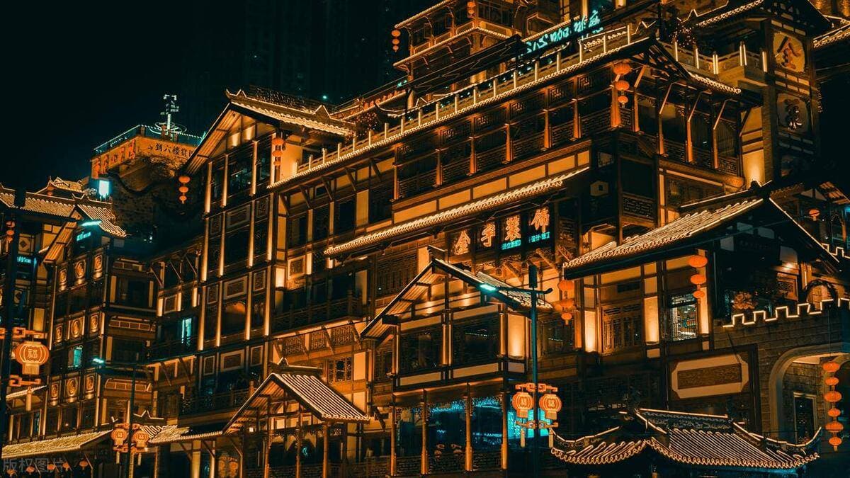 重庆有条建在半空中的步行街，竟与《千与千寻》中的场景一模一样