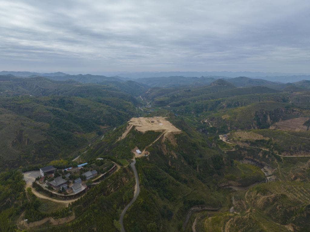 陕西清涧寨沟遗址：发现中国最早双辕车，距今3000多年