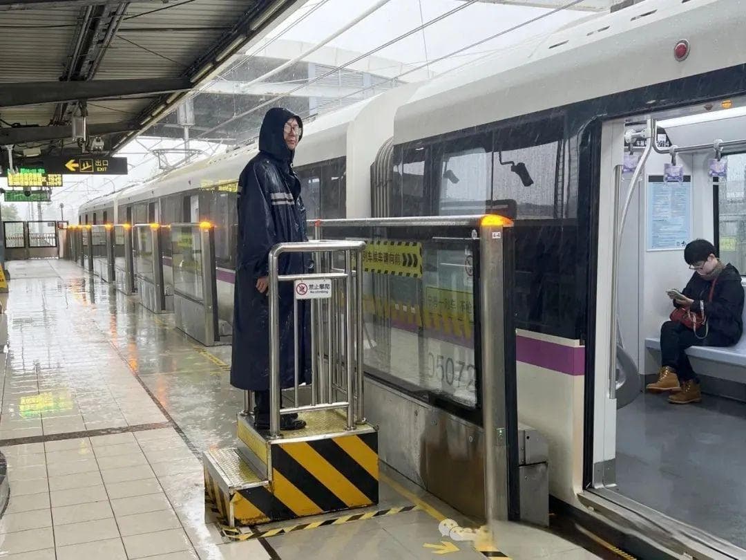 上海地铁全面部署应对台风“康妮”，护航乘客安全出行