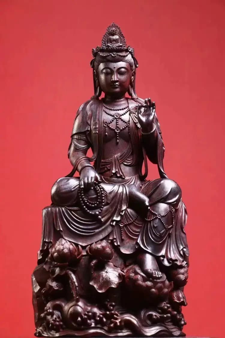 一尊纯手工雕刻的印度小叶紫檀手持观音，神态到位，雕工精美