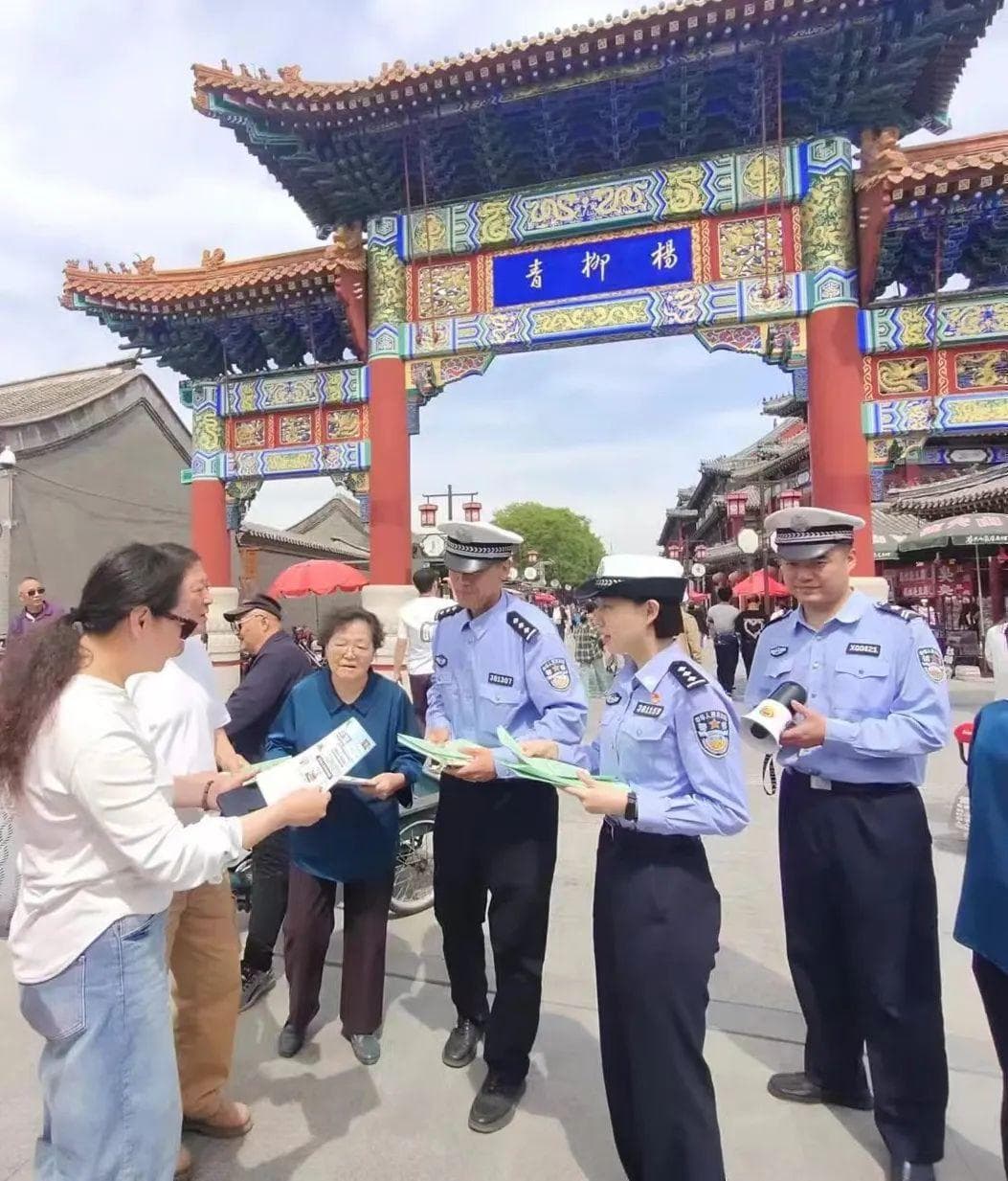 交警“随行”讲知识 筑牢交通安全意识