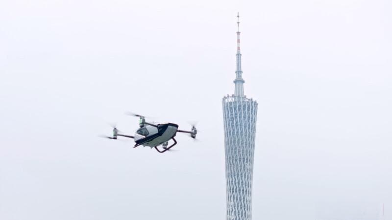 飞行汽车越过广州CBD上空，低空经济为都市发展添新翼