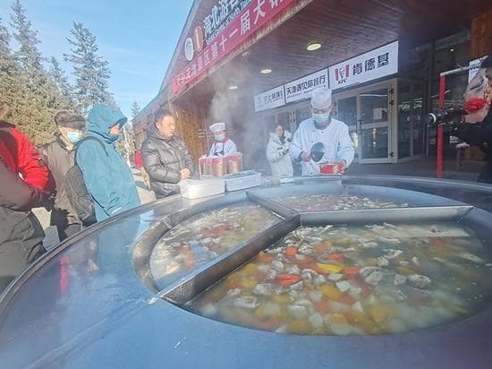 第十一届天山天池景区大锅羊肉•疆味之旅嘉年华开幕