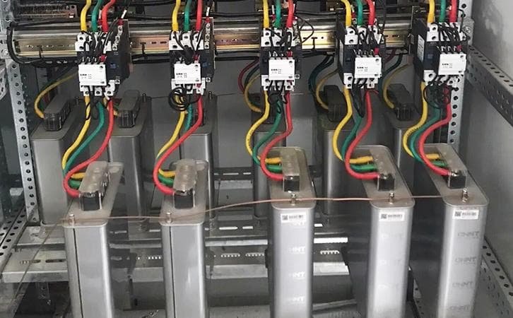 并联电容器放电是断开电源吗