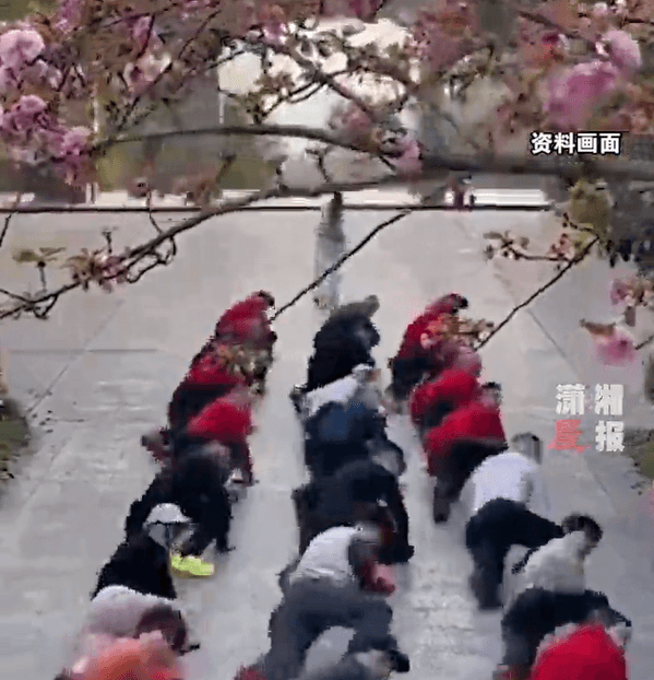 “鳄鱼爬”火了！公园现硬核锻炼，咱爸咱妈能学吗？医生提醒