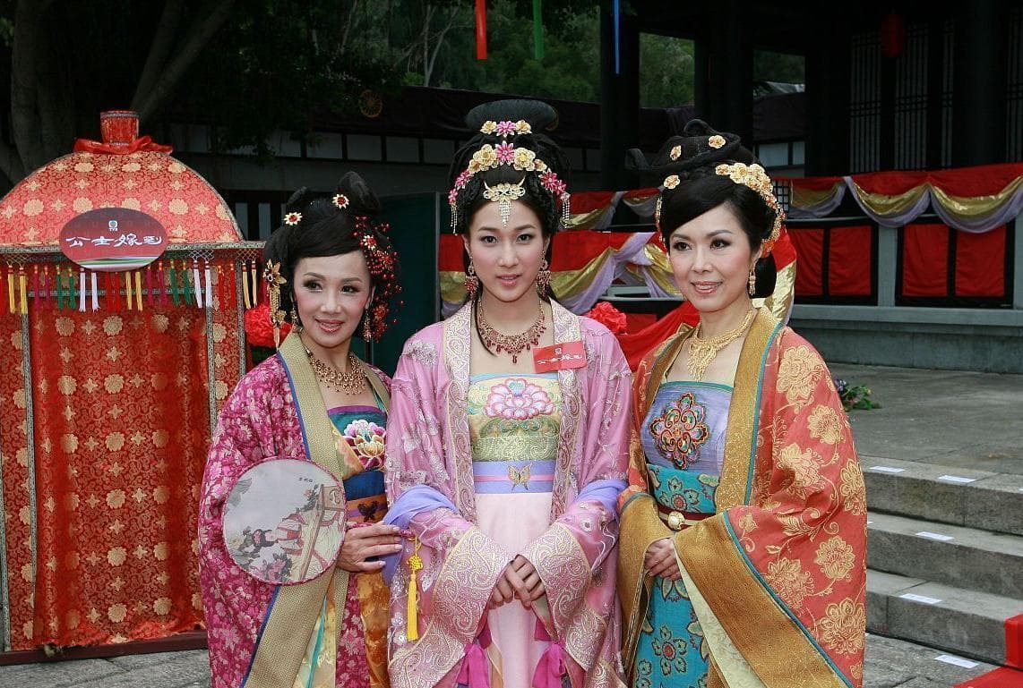 古代小姐出嫁带陪嫁丫鬟：习俗背后的社会与文化解析