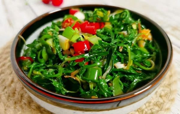 凉拌蒲公英：一道简单美味的野生食材佳肴