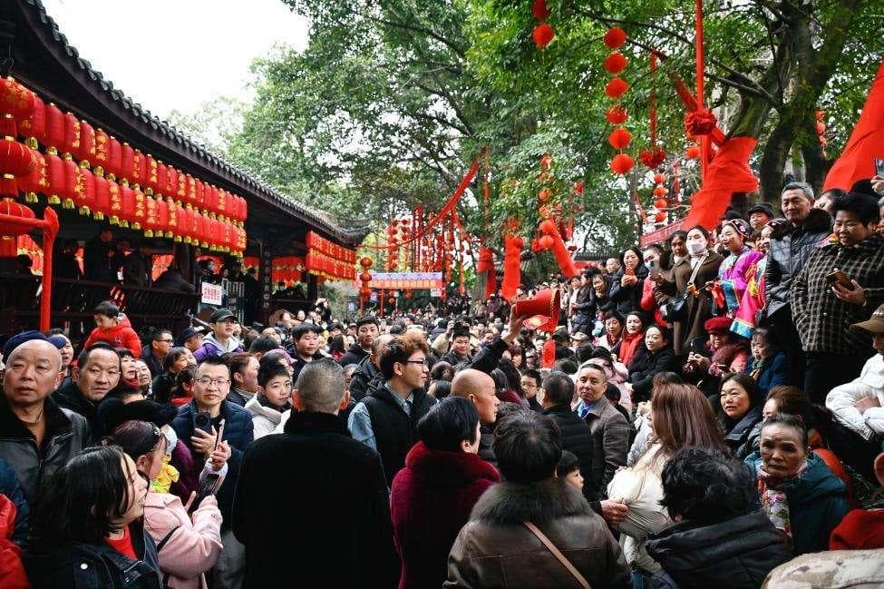 四川广汉“拉保保”活动热闹举行 百年民俗传递美好祝福