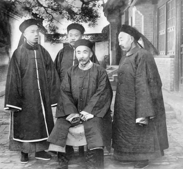 曾国藩32岁时，从社交场合中悟出一个为官方法，能力提升快速