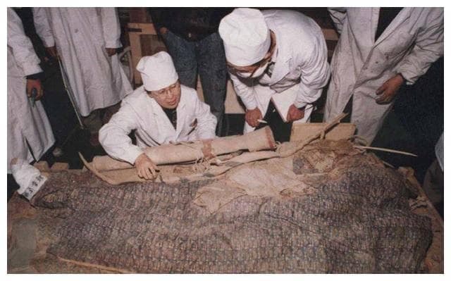 1995年，考古汉代古墓发现五星红旗，八个字神预言中华大地历史