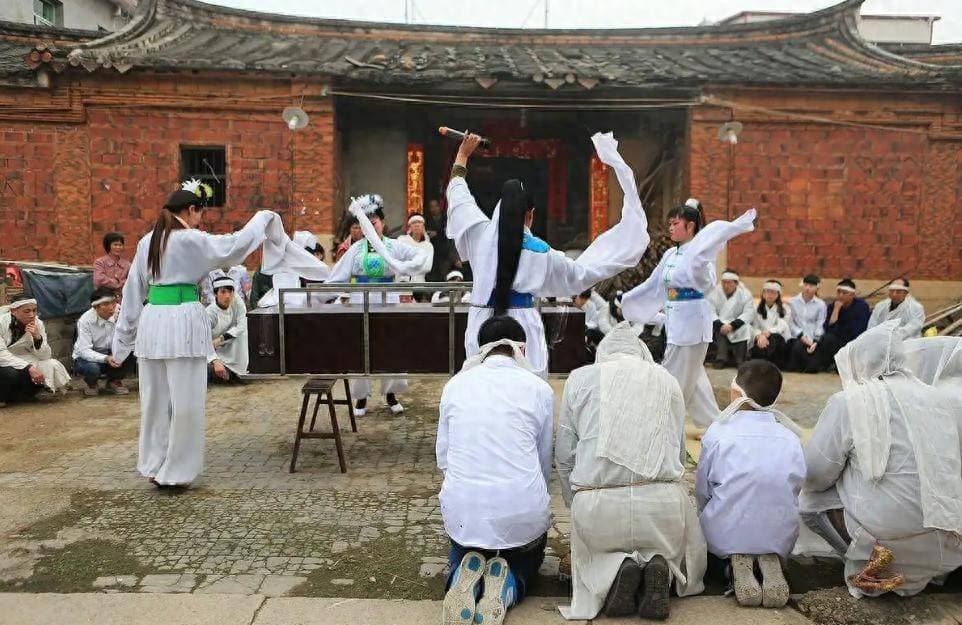 出殡下雨，下葬前和下葬后的区别竟然如此大，这是为什么呢？