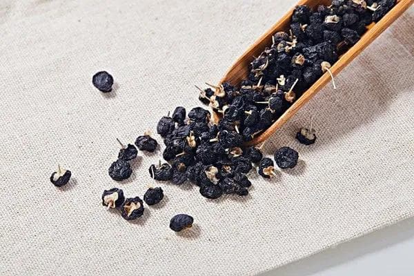 黑枸杞泡水功效与禁忌：从滋补肝肾到抗氧化