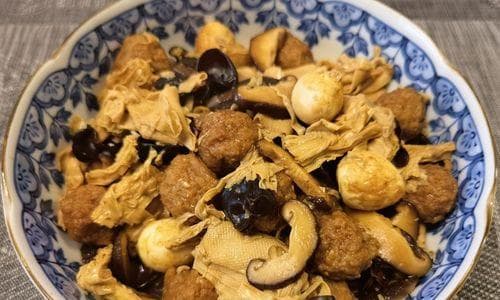 家常美味：香菇腐竹炖鸡翅根的制作方法