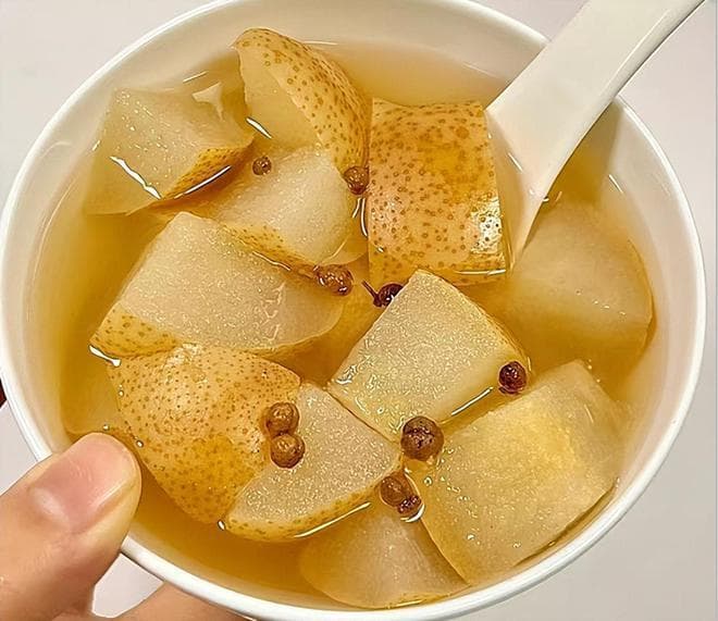 梨加它煮，冬天不咳嗽！香甜软糯，简单有效美味，冬天不懂吃可惜