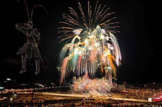 当无人机遇上烟花 阿拉善夜空开启“梦幻魔法”