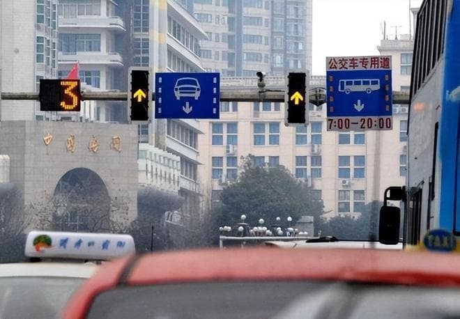 “黄灯”最后一秒过线，继续走算不算闯红灯？交警:再强调一遍