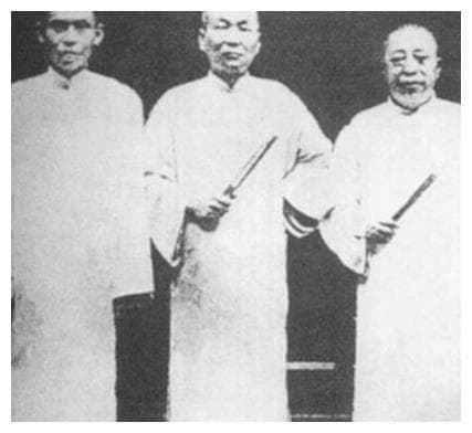 她是黄金荣成功背后的女人，也是杜月笙的贵人，最终去向不为人知