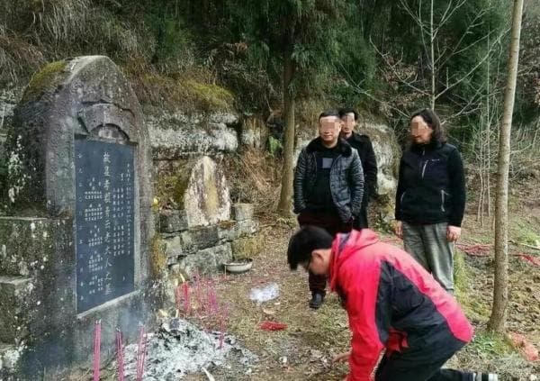上坟时磕头是三个 还是四个？