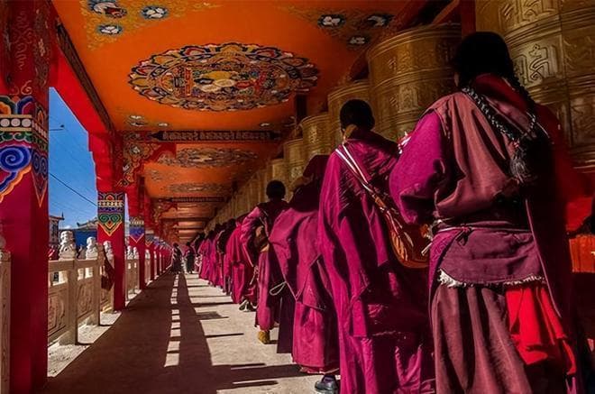 中国最大尼姑庵，被誉为“藏地女儿国”，超2万名女性在此修行！