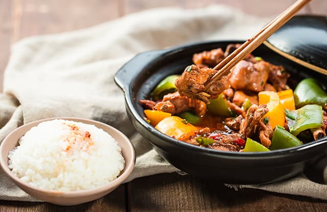 黄焖鸡米饭的正宗做法：从选料到烹饪的完整指南