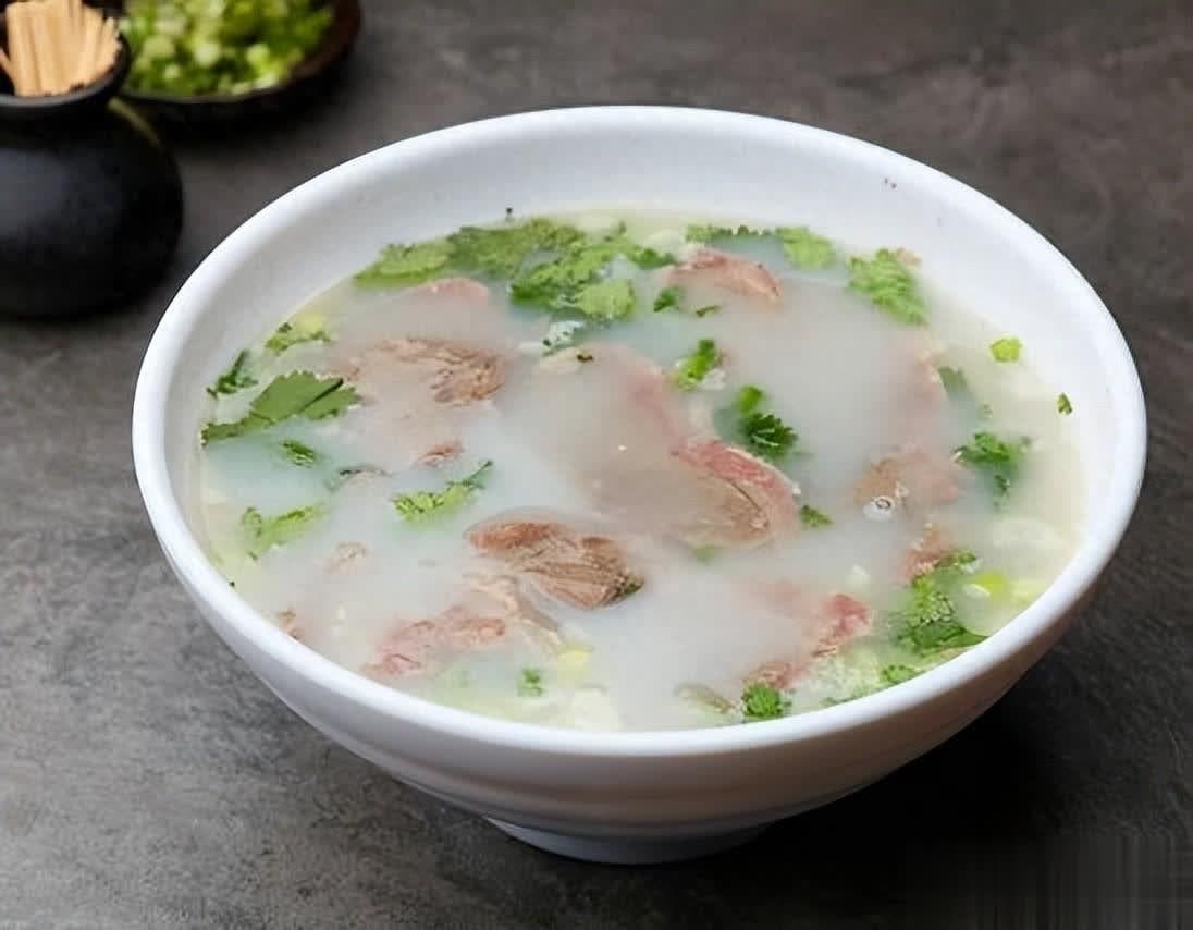 揭秘炖羊肉汤的三大关键调料，让肉质更鲜美、风味纯正！