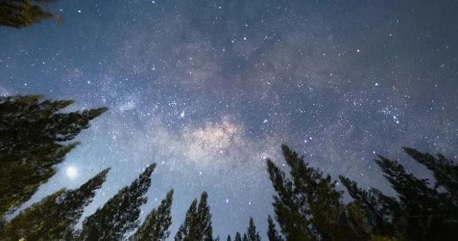 距离地球256万光年的仙女座星系，如果以超光速前往需要多久？