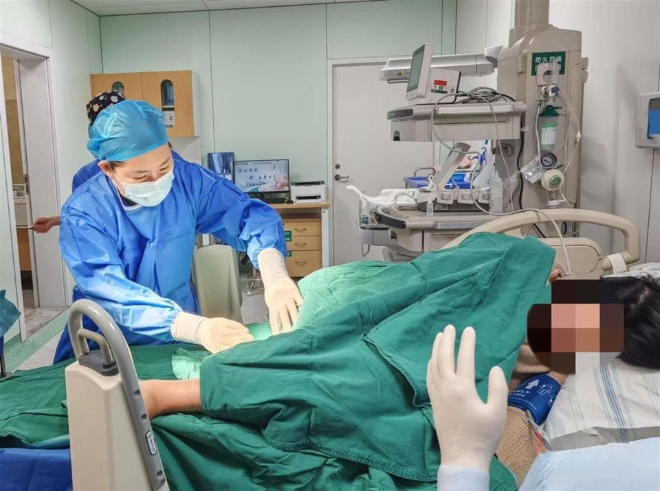 谁说生娃时只能“躺平”？“自由体位分娩”下二胎妈妈诞下“蛇年宝宝”