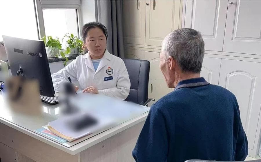 揭秘牙龈出血真相：肝病患者如何预防和应对？