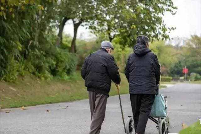 心梗与散步有关？医生反复告诫：65岁以后，散步时要多注意这几点