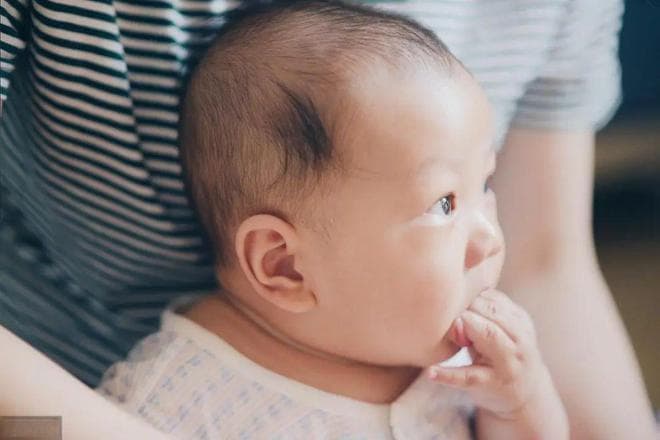 为什么宝宝总喜欢吃手？除了是饿了之外，这三个原因宝妈别忽视