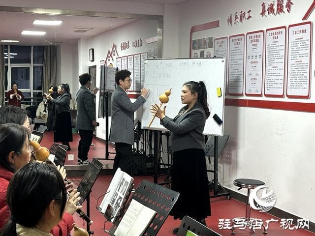 用音乐谱写爱情与教育的双重乐章