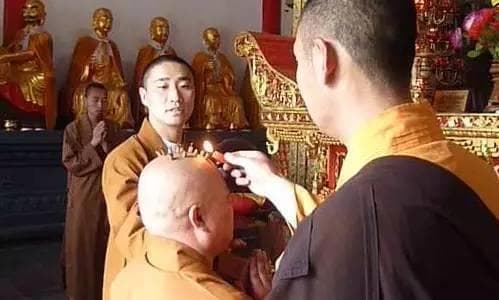 古代和尚的头上为什么要烧戒疤，而现在的却不需要？