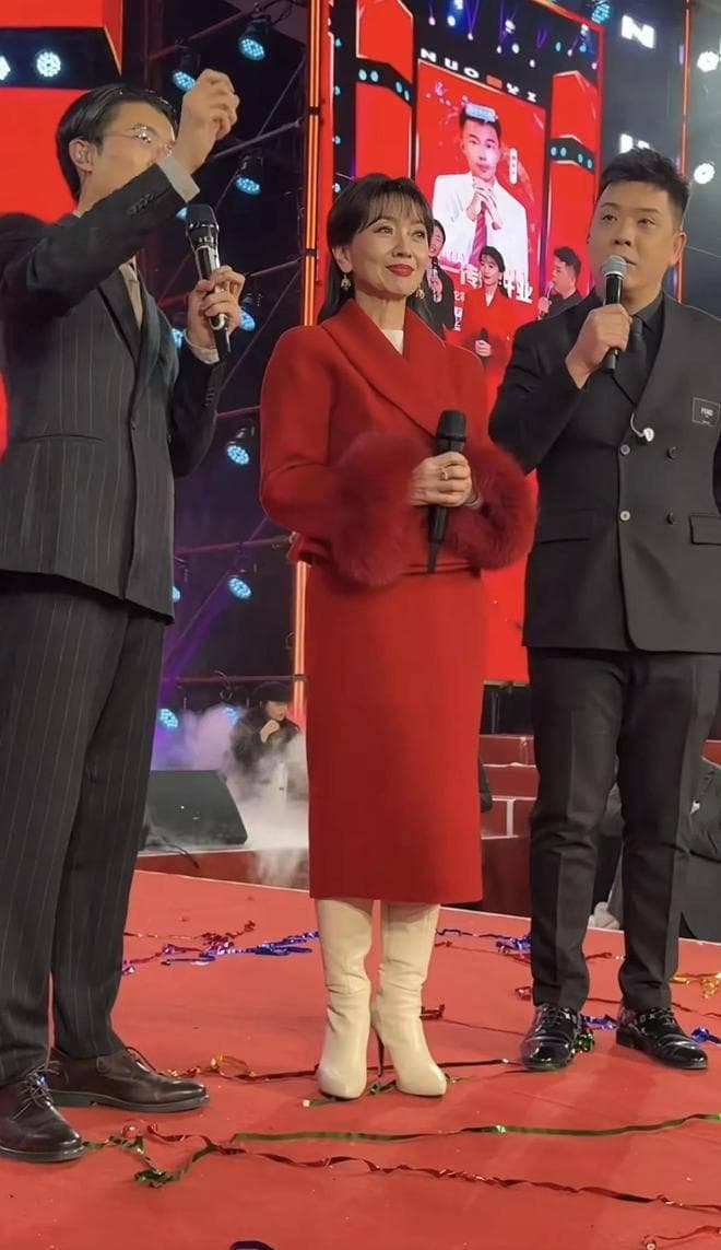 赵雅芝现身郭有才公司开业，网友热议：女神也追星？