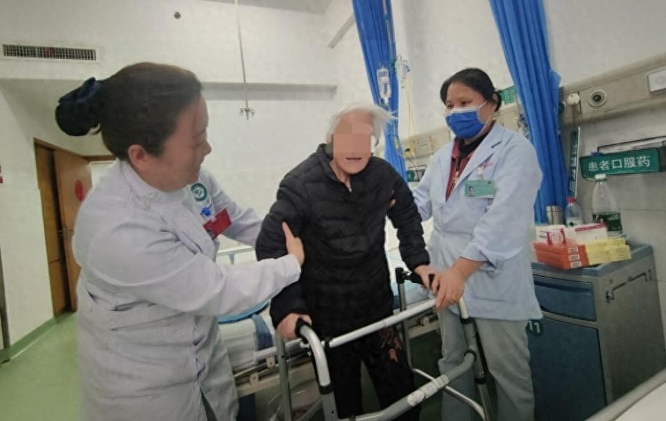 98岁老人股骨颈骨折术后1天下地，对“人生最后一次骨折”说不！