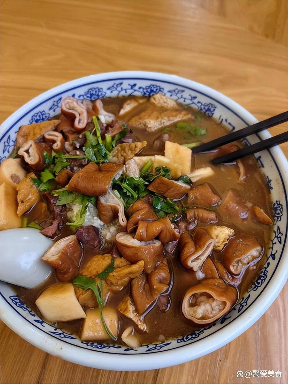 卤煮：老北京小吃新传奇，宫廷遗风与现代烟火交织的味蕾盛宴