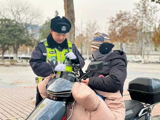 骑电动车出行，戴了头盔也可能被罚？交警提醒这8种行为要注意