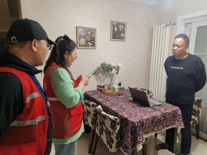 统计“敲门”进行时 振兴社区积极开展人口抽样调查工作