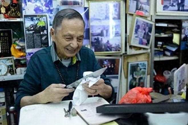 92岁香港刀王：已经磨刀80年，磨一把菜刀收费天价，顾客遍布全球