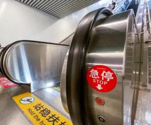 担心扶梯安全怎么办？放宽心，它有16项安全保护与防护装置来保护你