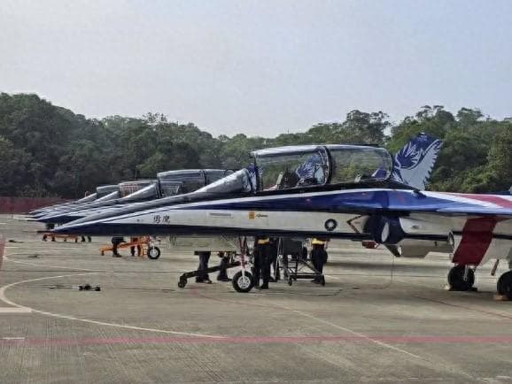 台空军一架“勇鹰”高教机失事坠海