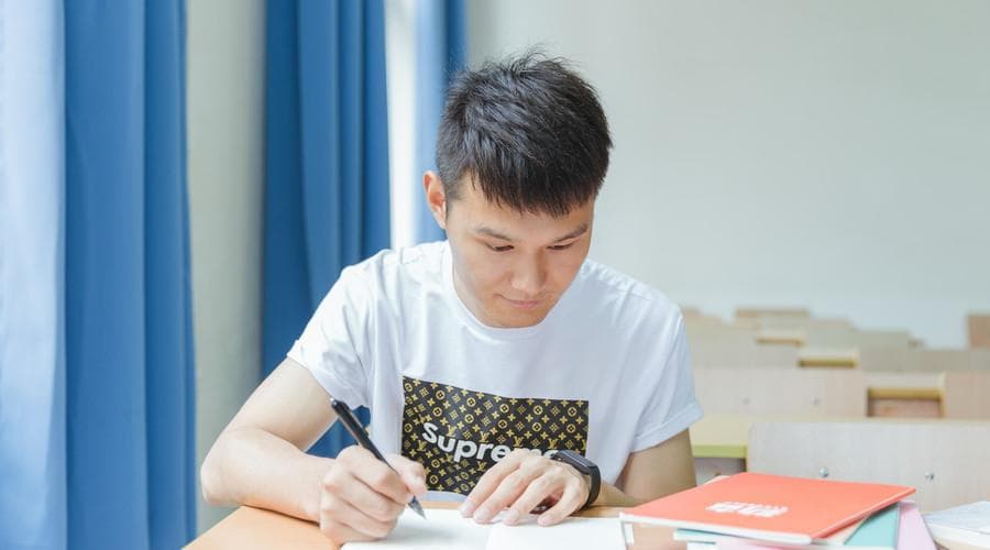 高考满分作文结构模式分析：四篇范文详解