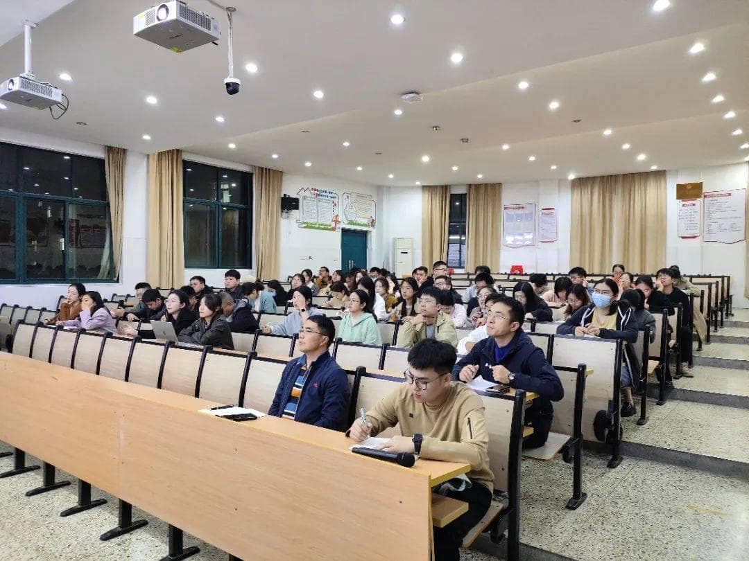 研精覃思 采摭群言——《青年教师专业成长的路径漫谈》讲座