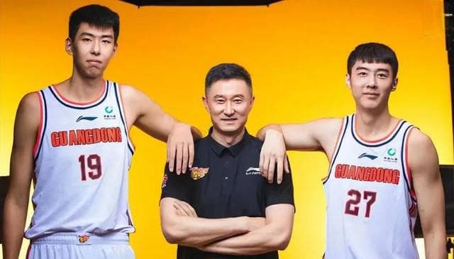 CBA最新动态：杜锋调整阵容，克里斯因禁赛缺席一场，洛夫顿伤停一周