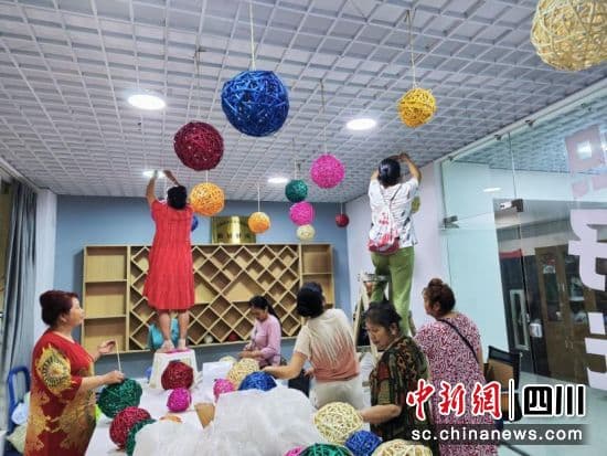 成都市江陵路社区：巧手编织社“织”出居民幸福感