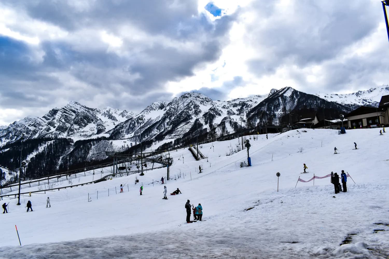 程爽打卡神农架国际滑雪场：南方滑雪爱好者的冰雪天堂