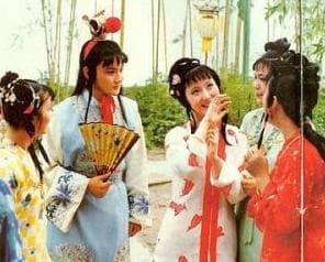 红楼梦中贾宝玉对薛宝钗是一种什么样的感情？