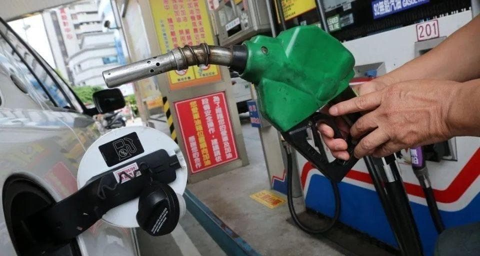 工信部燃油车新规引争议、超低油耗要求无车能达？网友：燃油车要涨价